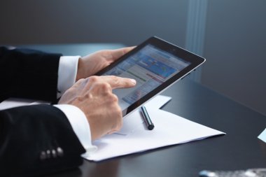 İşadamları dijital tablet ile