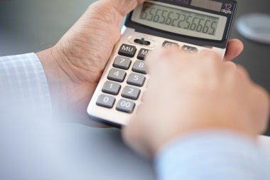 hesap makinesini kullanarak iş adamı