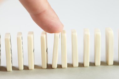 Domino adet yakın çekim