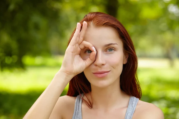 Junge schöne Frau — Stockfoto