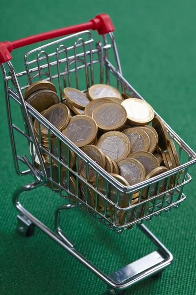 Monedas en la cesta de la compra —  Fotos de Stock