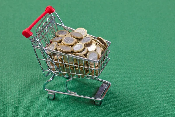 Monedas en la cesta de la compra —  Fotos de Stock