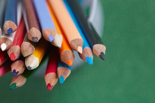 Цветные карандаши на зеленом фоне — стоковое фото