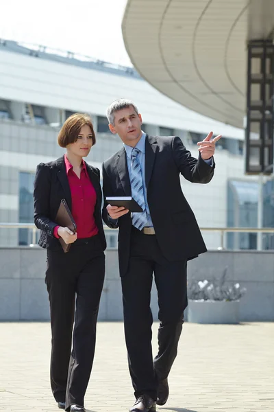 Homme et femme d'affaires prospères — Photo