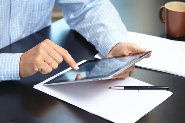 Geschäftsleute mit digitalem Tablet — Stockfoto