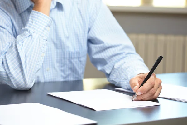 Man met pen in de hand — Stockfoto