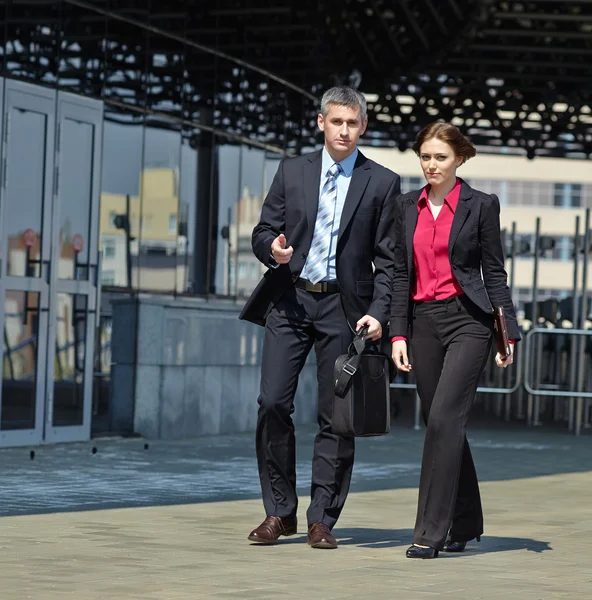 Homme et femme d'affaires prospères — Photo