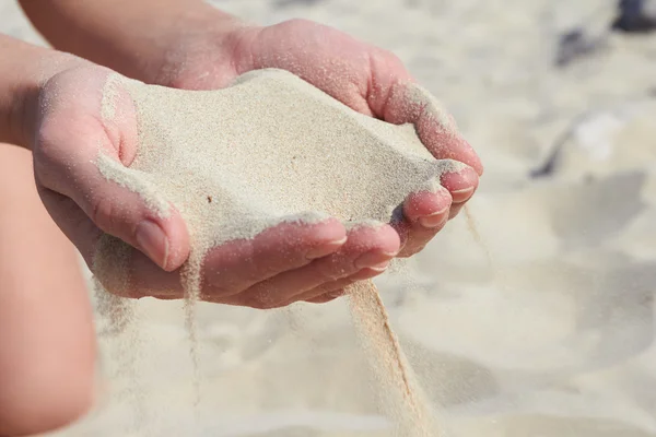 Hand giet zand — Stockfoto