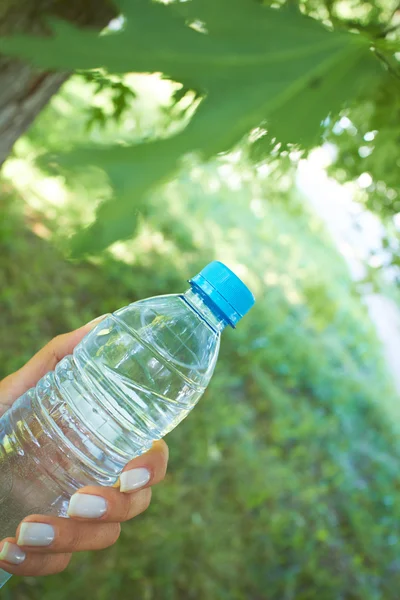 Donna con bottiglia d'acqua — Foto Stock