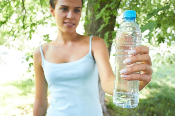 Mujer con botella de agua — Foto de Stock