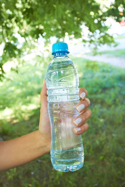 Donna con bottiglia d'acqua — Foto Stock