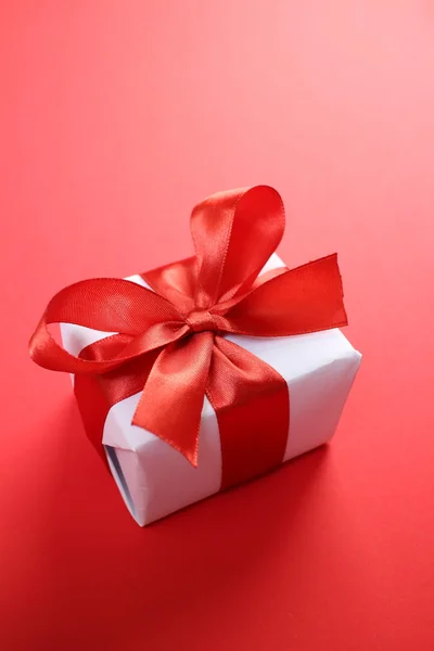 Kırmızı kurdele ile hediyeler — Stok fotoğraf