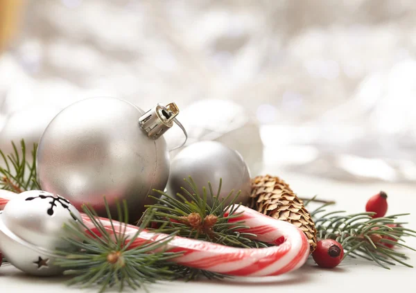 Brillantes adornos de Navidad — Stockfoto
