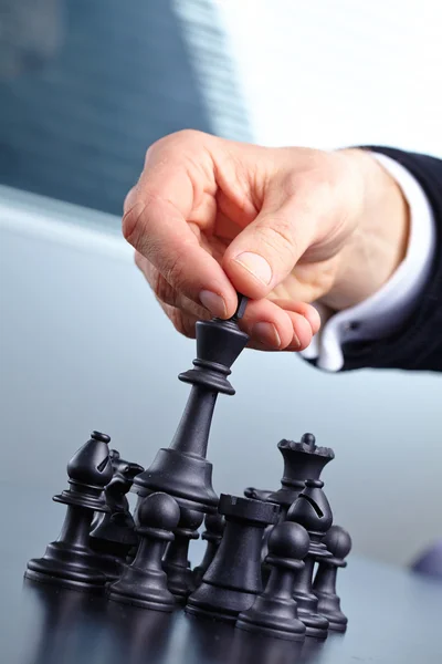 Affärsman spelar schackspel — Stockfoto