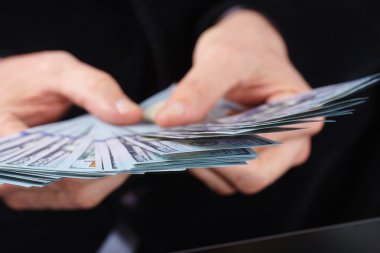 İş adamı para sayıyor
