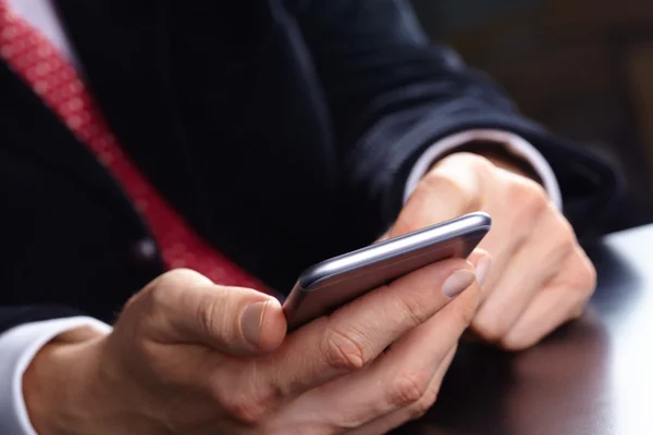 Geschäftsmann mit Handy — Stockfoto