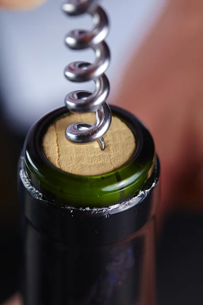 Відкриття пляшки вина — стокове фото