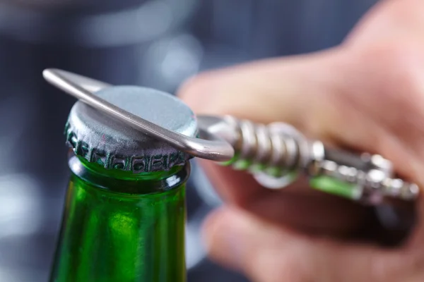 Mão abrindo uma garrafa de cerveja — Fotografia de Stock