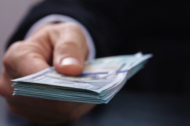 İş adamı para sayıyor