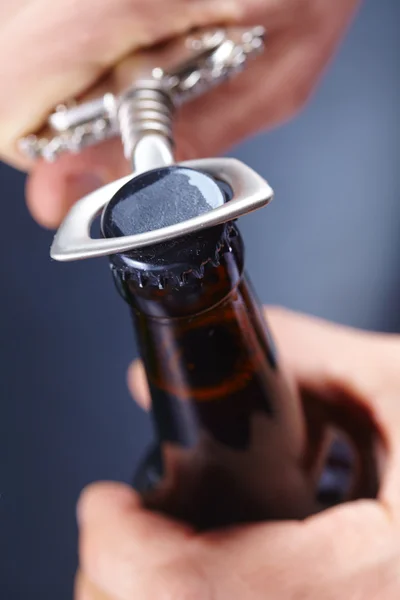 Hand öppna en flaska öl — Stockfoto