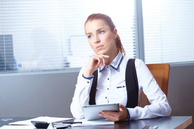 tablet pc ile işyerinde oturan işkadını