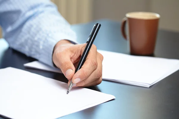 Mann mit Stift in der Hand — Stockfoto