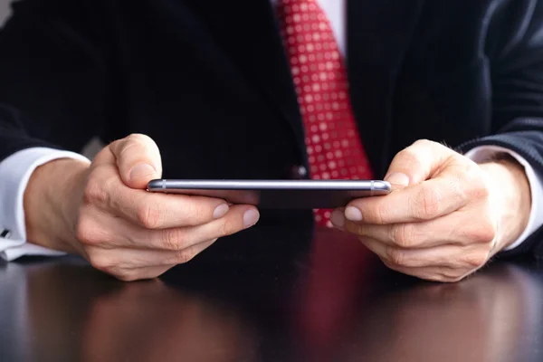 Homme d'affaires avec téléphone portable — Photo