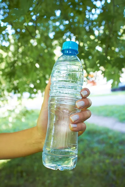 Donna con bottiglia d'acqua — Foto Stock