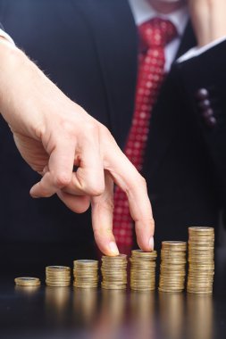 İşadamı sikke yığını ile