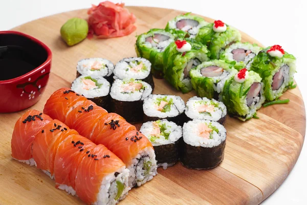 Sabrosos rollos de sushi — Foto de Stock