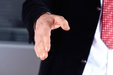 İş adamı elini sıkmak için uzatıyor