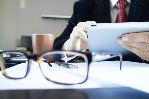 Glasses on documents in close-up — Stock Photo, Image