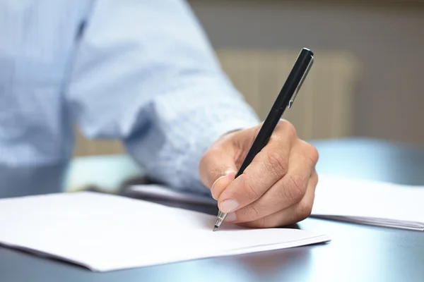 Uomo con penna in mano — Foto Stock