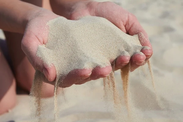 Hand giet zand — Stockfoto