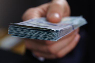 Para sayma ile iş adamı