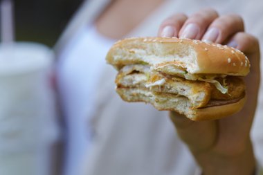 Hamburger ve kokteyl yemek kadın