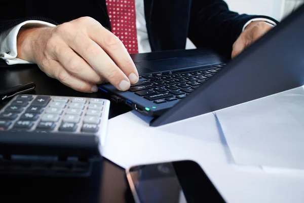 Businessman using laptop — Stock Photo, Image