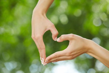 kadın el yapımı kalp işareti