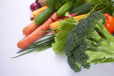 beyaz üzerine taze sebze