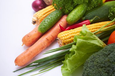 beyaz üzerine taze sebze