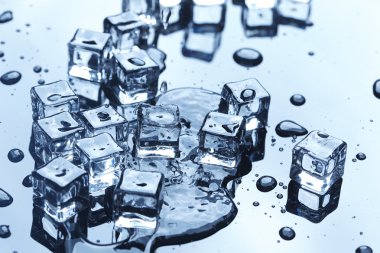 Cam ıslak buz küpleri