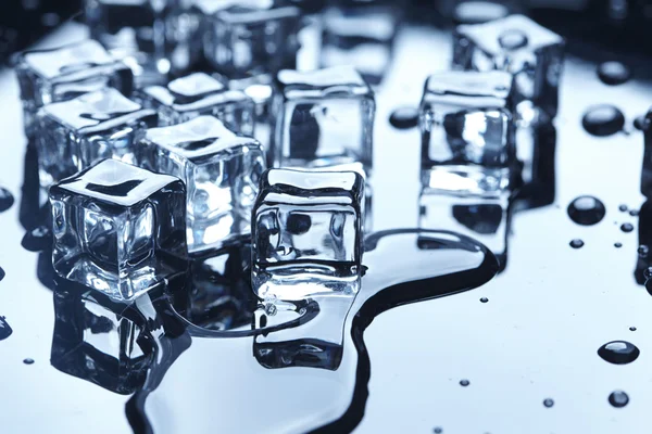 Cubos de hielo húmedos sobre vidrio — Foto de Stock