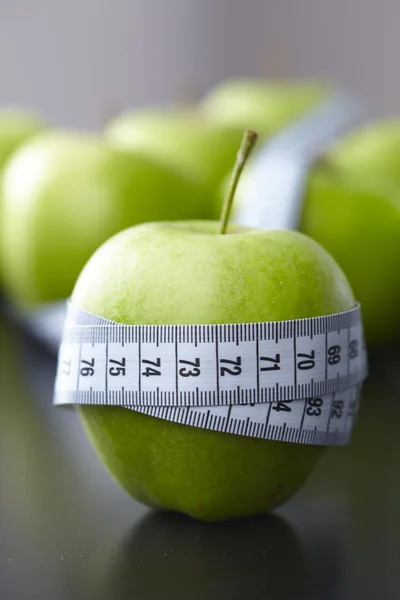 緑のリンゴと測定テープ — ストック写真