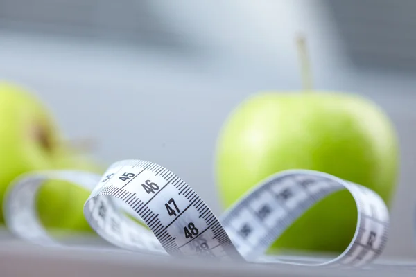 Zeleného jablka a měřicí pásky — Stock fotografie