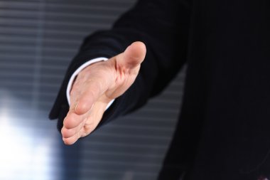 İş adamı elini sıkmak için uzatıyor
