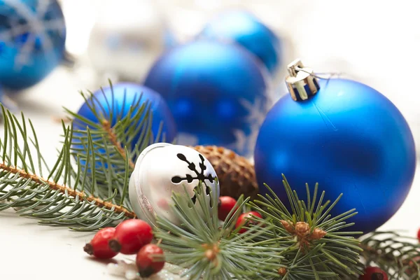 Vánoční dekorace s vánoční koule — Stock fotografie