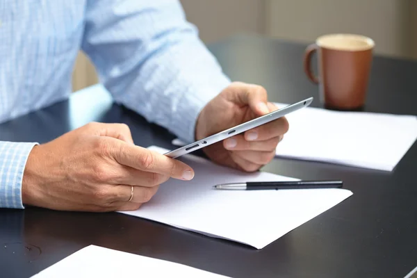 Affärsmän med digital tablet — Stockfoto