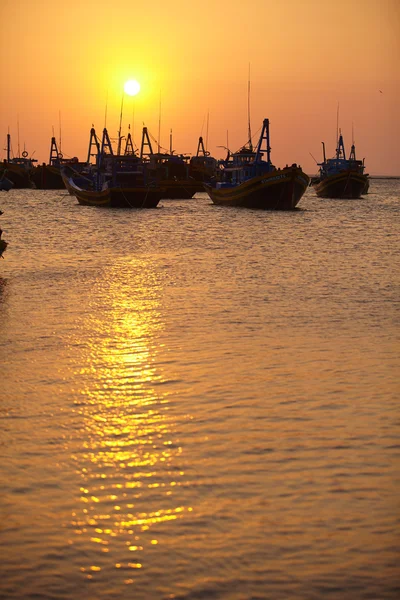 Silhouette di barche al tramonto — Foto Stock
