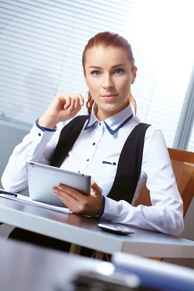 Business woman sitting at workplace — стоковое фото