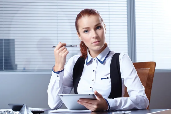 Zakenvrouw zitten op werkplek — Stockfoto